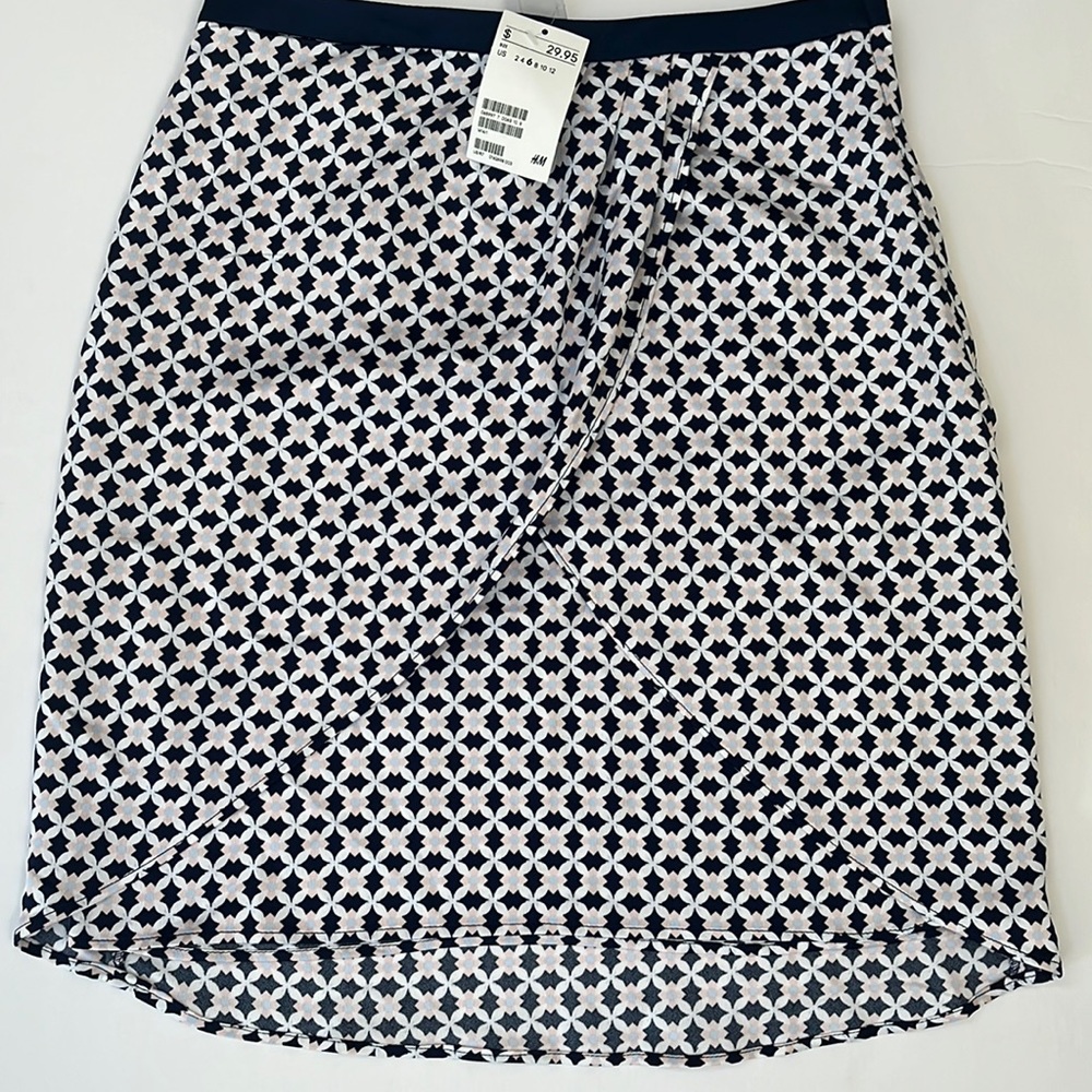 H&M Petal Skirt, size 6 NWT